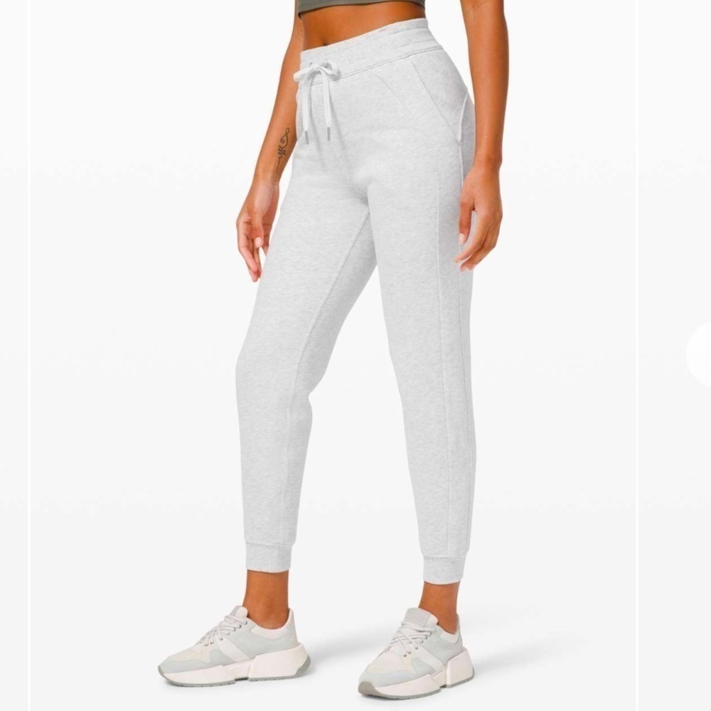 Lululemon Scuba High-Rise Jogger 28"
Heathered Core Ultra Light Grey size 2